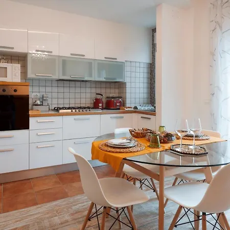 San Giusto Elegante Bilocale Con Balcone E Vista 的里雅斯特