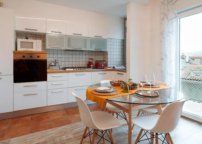 San Giusto Elegante Bilocale Con Balcone E Vista Triest