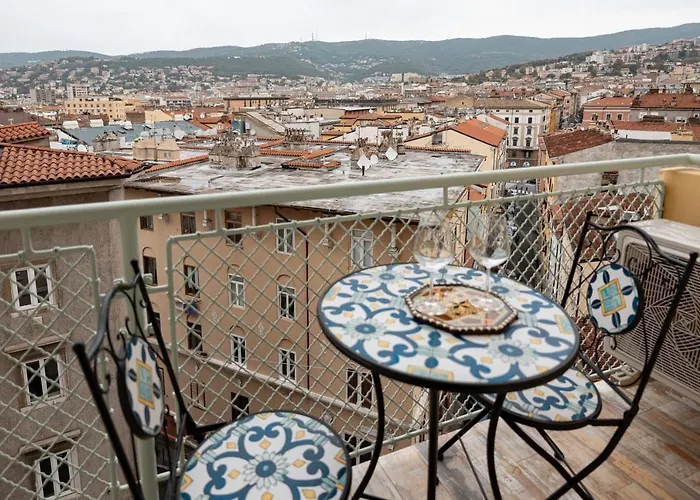 San Giusto Elegante Bilocale Con Balcone E Vista